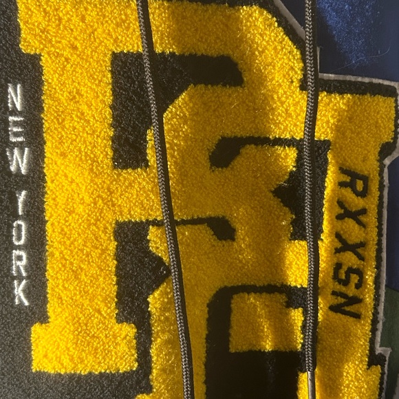 In good condition no holes and not stretched out. - Picture 3 of 10